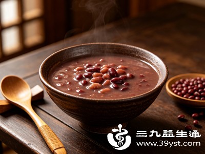 红豆性偏凉,脾胃虚寒、容易腹泻的人群可在熬煮时加入少量姜片或陈皮,以中和寒性 红豆性偏凉,脾胃虚寒、容易腹泻的人群可在熬煮时加入少量姜片或陈皮,以中和寒性
