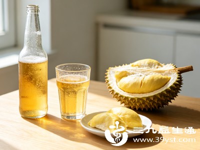 啤酒虽含糖量不如榴莲,但过量饮用也会影响血糖控制 啤酒虽含糖量不如榴莲,但过量饮用也会影响血糖控制
