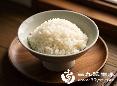 控制总热量摄入,减少精制碳水化合物(如白米饭、白面包、含糖饮料)的摄入,增加膳食纤维丰富的食物(如全谷物、蔬菜、豆类) 控制总热量摄入,减少精制碳水化合物(如白米饭、白面包、含糖饮料)的摄入,增加膳食纤维丰富的食物(如全谷物、蔬菜、豆类)