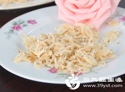 虾皮、小鱼干钙磷含量丰富，但需注意控制盐分摄入