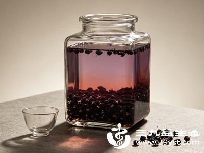 饮用黑枸杞酒应避免空腹，空腹饮酒易刺激胃黏膜