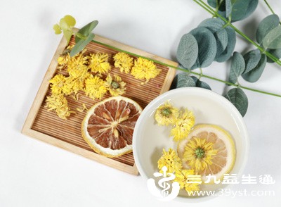 中医认为菊花入肝经、肺经,擅长疏风清热、平肝明目,专门改善肝火旺盛引发的眼部不适 中医认为菊花入肝经、肺经,擅长疏风清热、平肝明目,专门改善肝火旺盛引发的眼部不适