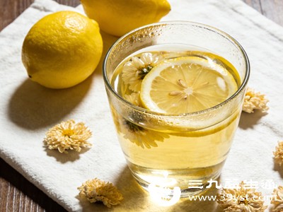 菊花柠檬搭配冲泡,降火不寒凉、润燥不滋腻,相较于单一凉茶更加温和。对于换季燥热、熬夜上火、饮食辛辣引发的各类燥热问题,都能起到很好的调理改善作用 菊花柠檬搭配冲泡,降火不寒凉、润燥不滋腻,相较于单一凉茶更加温和。对于换季燥热、熬夜上火、饮食辛辣引发的各类燥热问题,都能起到很好的调理改善作用