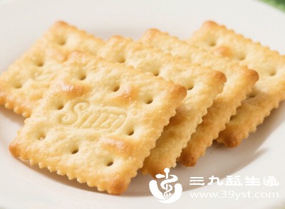 可适量吃温和的碱性食物中和胃酸，比如一小块馒头、苏打饼干，温和保护胃黏膜，快速缓解烧心刺痛，避免胃酸持续腐蚀肠胃