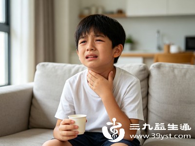 发现孩子被鱼刺卡住,第一时间要让孩子立刻停止进食、喝水,避免反复吞咽加重鱼刺刺入 发现孩子被鱼刺卡住,第一时间要让孩子立刻停止进食、喝水,避免反复吞咽加重鱼刺刺入