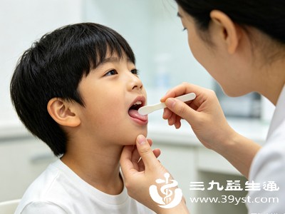 情绪稳定后,家长可在光线充足的地方自查。让孩子张开嘴巴、压低舌头,仔细观察咽喉、扁桃体两侧 情绪稳定后,家长可在光线充足的地方自查。让孩子张开嘴巴、压低舌头,仔细观察咽喉、扁桃体两侧