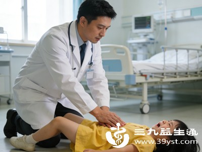 若孩子出现频繁干呕、吞咽困难、说话含糊、喉咙异物感强烈,说明鱼刺位置较深,需及时使用儿童海姆立克急救法 若孩子出现频繁干呕、吞咽困难、说话含糊、喉咙异物感强烈,说明鱼刺位置较深,需及时使用儿童海姆立克急救法