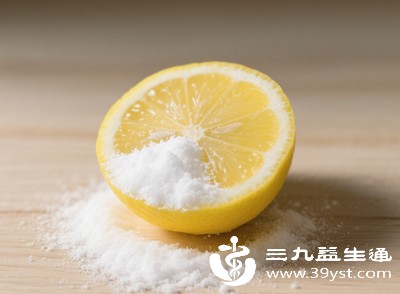 在面食制作中，食用碱常与酵母配合使用