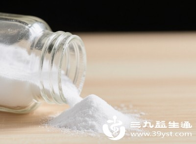 食用碱粉末对黏膜有一定刺激性，直接接触眼睛、口腔可能引起不适