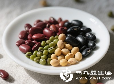 对于富含膳食纤维和蛋白质的食材，如豆类