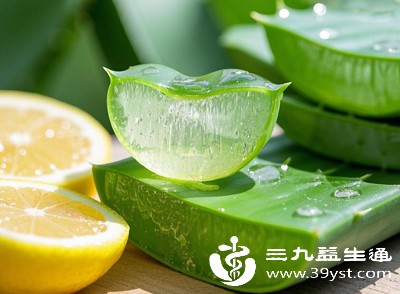 芦荟中含有的芦荟苷和多酚类物质，能促进皮肤细胞修复，减轻炎症后色素沉着