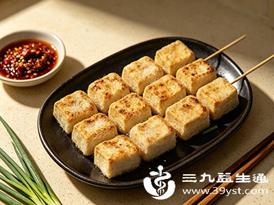 毛豆腐最经典的吃法是油煎至两面金黄，外酥里嫩