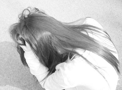 长期精神压力过大、焦虑、抑郁、睡眠不足等，会影响人体内分泌系统，导致激素水平紊乱，进而影响黑素细胞的功能，促使白发提前出现
