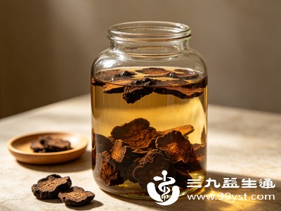 确认药材、容器完全干燥后,将何首乌薄片均匀放入容器中,按照配比倒入备好的高度纯粮白酒,酒液需完全没过药材,高出药材表面2至3厘米,防止药材裸露变质 确认药材、容器完全干燥后,将何首乌薄片均匀放入容器中,按照配比倒入备好的高度纯粮白酒,酒液需完全没过药材,高出药材表面2至3厘米,防止药材裸露变质