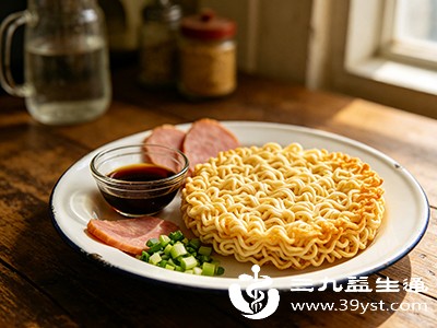 泡面面饼经过油炸处理，脂肪含量通常在15-20克/100克之间