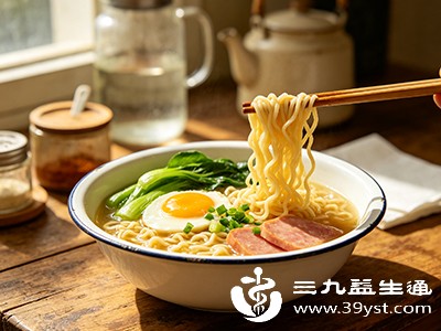 煮泡面时加入一把青菜（如菠菜、生菜、白菜），加一个鸡蛋或几片瘦肉
