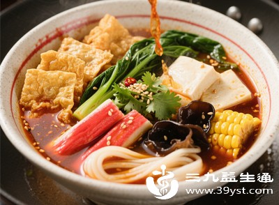 火锅、麻辣烫等高温汤底中捞出的食物，建议先在盘子里放置30秒以上，温度会明显下降