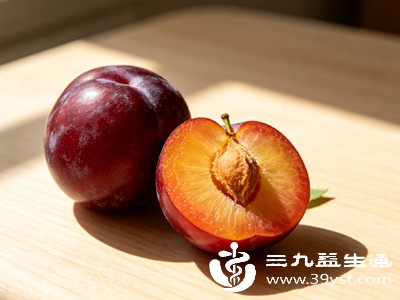 脾胃虚弱、胃酸过多的人群，由于胃肠黏膜较为敏感，过量食用李子容易加重胃部不适，出现反酸、腹胀等症状，这类人群应少量食用或避免空腹食用