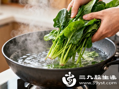 菠菜务必焯水后再烹饪 菠菜务必焯水后再烹饪