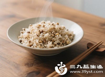 主食选择复合碳水化合物，如全麦面包、糙米、燕麦、红薯等，提供持续能量