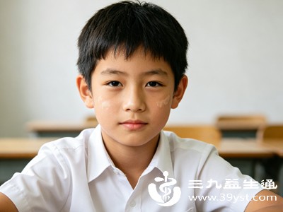 家长可通过观察白斑的边界、表面是否有鳞屑、是否随时间变化等特点进行初步鉴别