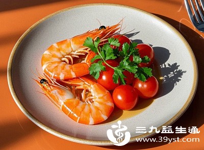 西红柿生食或熟食均可,但与虾搭配时,建议烹饪后食用,以减少肠胃刺激 西红柿生食或熟食均可,但与虾搭配时,建议烹饪后食用,以减少肠胃刺激