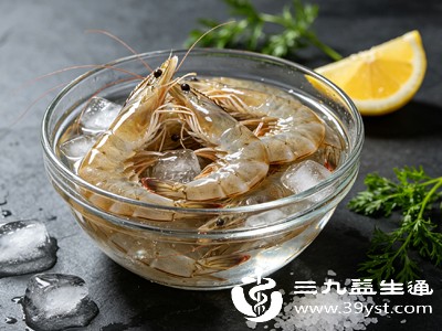 基围虾属于海鲜，是常见的过敏原之一。对海鲜过敏的人群应避免食用，以免引发皮肤瘙痒、红肿、呼吸困难等过敏反应