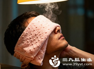 温敷眼周，用40℃左右温热毛巾湿敷眼眶三分钟，促进眼周血液循环、疏通经络淤堵，有效改善疲劳引发的肌肉痉挛