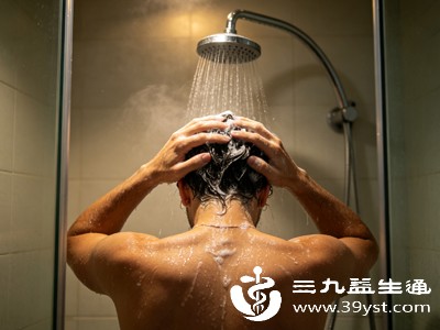 每天洗头有什么危害 不是干净就好 很多人头发越洗越秃