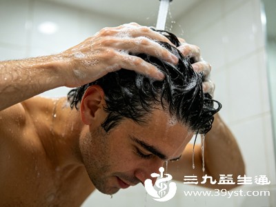 每天洗头，尤其是晚上洗头、湿发入睡，水分会长期滞留头皮，寒湿之气顺着毛孔侵入头部经络，阻滞气血循环