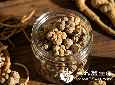 适量服用三七，能够促进身体新陈代谢，补充机体能量，改善长期熬夜、过度劳累引发的体虚乏力、精神萎靡、疲惫嗜睡等问题