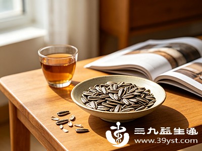 建议两餐之间吃瓜子当加餐,此时身体需能量补充,适量吃可缓解饥饿 建议两餐之间吃瓜子当加餐,此时身体需能量补充,适量吃可缓解饥饿