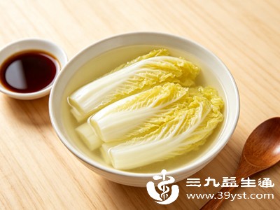 白菜中水分含量高达95%以上,水煮后水分充足,能为身体补充水分,增加代谢效率 白菜中水分含量高达95%以上,水煮后水分充足,能为身体补充水分,增加代谢效率
