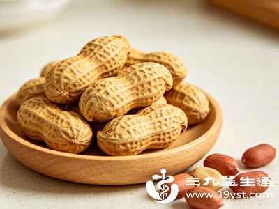 花生热量密度较高,每100克约含560千卡热量 花生热量密度较高,每100克约含560千卡热量