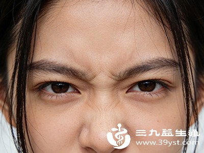频繁做抬眉、皱眉、睁眼等动作 频繁做抬眉、皱眉、睁眼等动作
