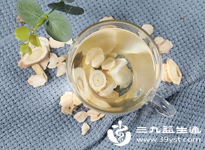 黄芪性偏温，味甘，具有补气升阳、固表止汗等特性，是补气类食材的代表