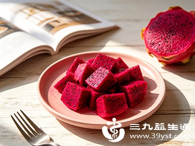 将火龙果洗净切块后,放入温水中浸泡3-5分钟 将火龙果洗净切块后,放入温水中浸泡3-5分钟