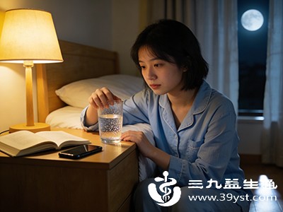 睡前饮水过多、熬夜、盐分摄入过量等