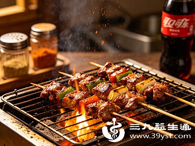 肉类、海鲜等烧烤食材若未彻底烤熟,可能携带沙门氏菌、李斯特菌等细菌 肉类、海鲜等烧烤食材若未彻底烤熟,可能携带沙门氏菌、李斯特菌等细菌