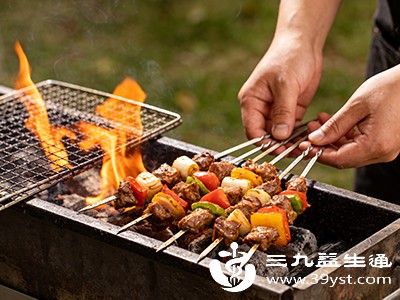 选择新鲜、低脂的肉类,如瘦牛肉、鸡胸肉、鱼虾等 选择新鲜、低脂的肉类,如瘦牛肉、鸡胸肉、鱼虾等