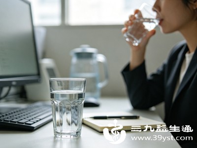充足的白开水可以加速血液循环,帮助肾脏及时过滤废物与代谢垃圾,通过尿液排出体外 充足的白开水可以加速血液循环,帮助肾脏及时过滤废物与代谢垃圾,通过尿液排出体外