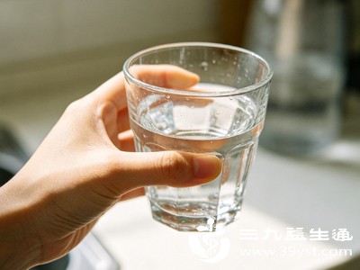 水拥有极强的恒温调节能力,身体发热、上火、燥热时,适量喝温开水可以平衡体内温度、疏散内热 水拥有极强的恒温调节能力,身体发热、上火、燥热时,适量喝温开水可以平衡体内温度、疏散内热