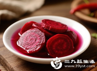 腌制食品、加工肉类、咸菜等高盐食物会导致身体水钠潴留,引起或加重经期水肿,尤其在经期前几天,水肿症状可能更为明显 腌制食品、加工肉类、咸菜等高盐食物会导致身体水钠潴留,引起或加重经期水肿,尤其在经期前几天,水肿症状可能更为明显
