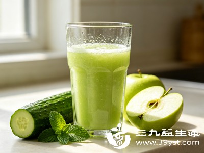 黄瓜和苹果都是天然的减脂食材,二者搭配榨汁,营养互补、热量极低,十分适配减脂人群的饮食需求 黄瓜和苹果都是天然的减脂食材,二者搭配榨汁,营养互补、热量极低,十分适配减脂人群的饮食需求