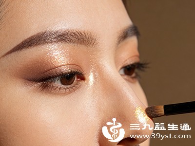 鼻影的颜色选择需与肤色、粉底颜色匹配,避免色差过大 鼻影的颜色选择需与肤色、粉底颜色匹配,避免色差过大