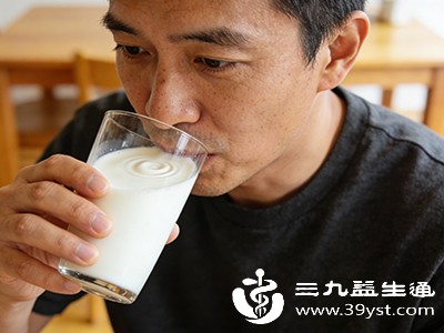 空腹状态下牛奶与酒精的组合仍可能引发肠胃不适 空腹状态下牛奶与酒精的组合仍可能引发肠胃不适