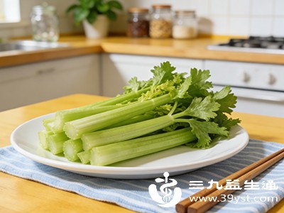 芹菜性凉，含有丰富的膳食纤维和维生素