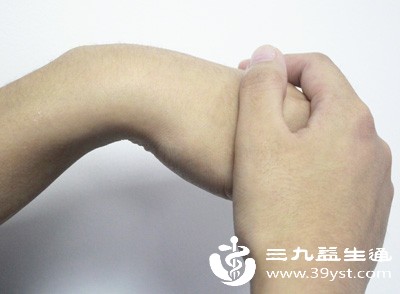 手臂向前伸直,手掌向下,然后缓慢翻转手腕使手掌向上 手臂向前伸直,手掌向下,然后缓慢翻转手腕使手掌向上