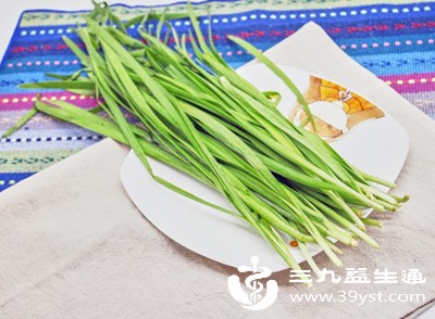 韭菜含有丰富的膳食纤维，每100克韭菜中膳食纤维含量约2.4克，能促进肠道蠕动，帮助缓解哺乳期妈妈常见的便秘问题