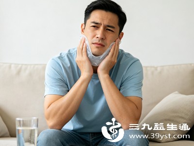 瘙痒时可通过轻拍、冷敷的方式缓解,用干净的毛巾包裹冰袋或冷水浸湿的毛巾,敷在瘙痒部位,每次10-15分钟,有助于收缩血管、减轻瘙痒和肿胀 瘙痒时可通过轻拍、冷敷的方式缓解,用干净的毛巾包裹冰袋或冷水浸湿的毛巾,敷在瘙痒部位,每次10-15分钟,有助于收缩血管、减轻瘙痒和肿胀